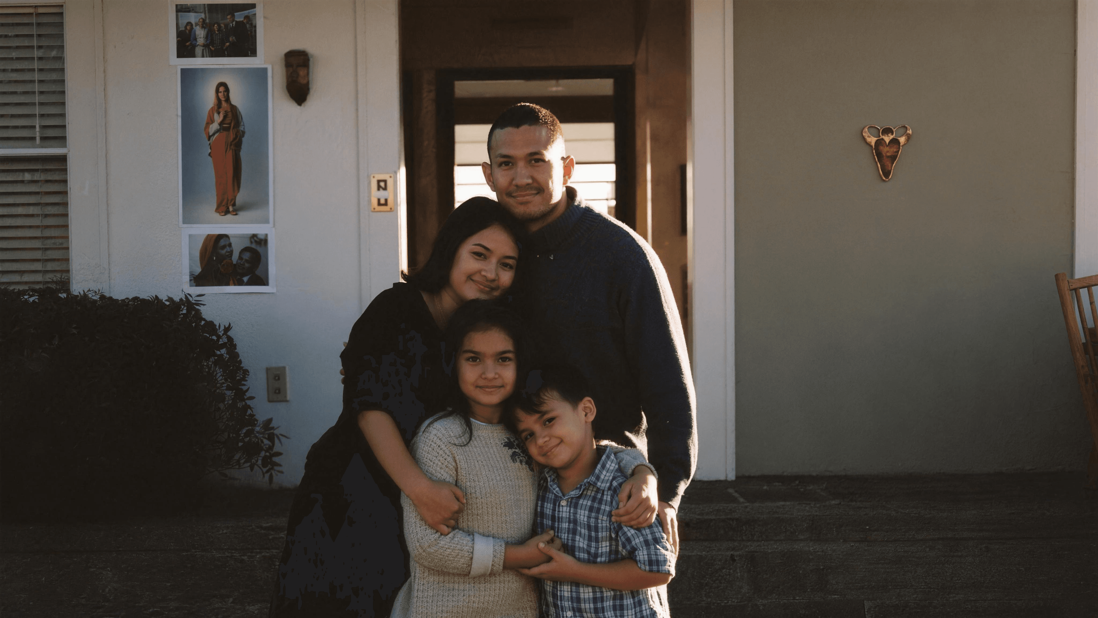 Familia latina protegida por su plan de seguro de vida NBG Latino