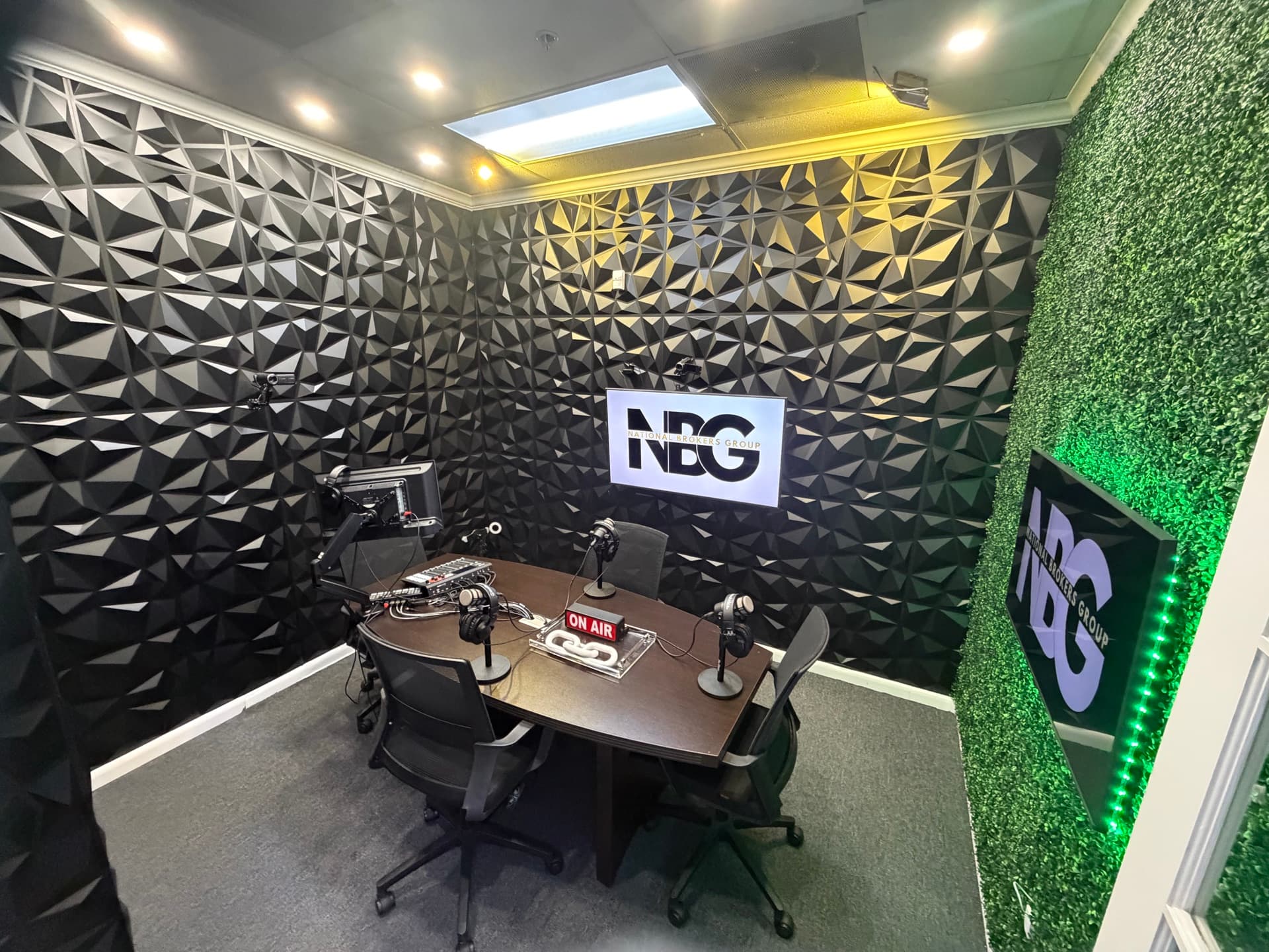 Estudio profesional de podcast en la sede NBG Latino en Doral, FL