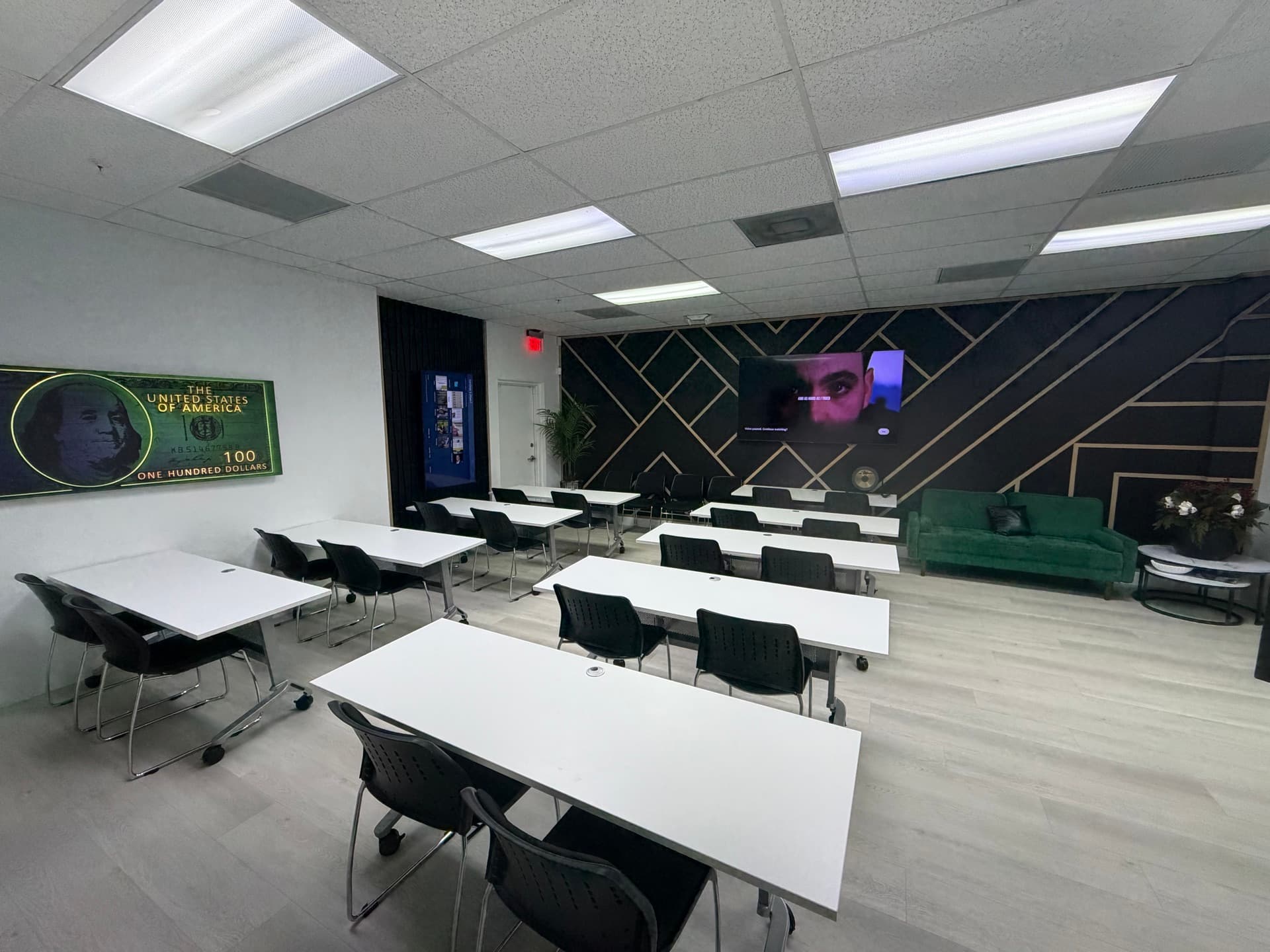 Aula de entrenamiento presencial en la sede NBG Latino de Doral, Florida — training presencial para agentes de suplementos Medicare y senior market hispano